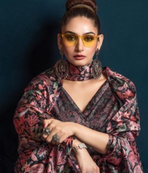 Ragini Dwivedi Flaunts Navel in hot Photoshoot