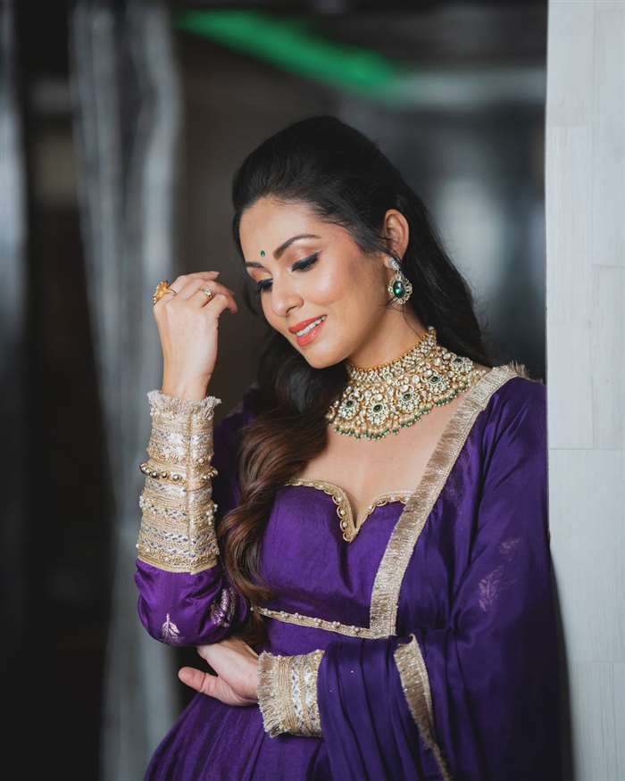 Sadha's Captivating Look