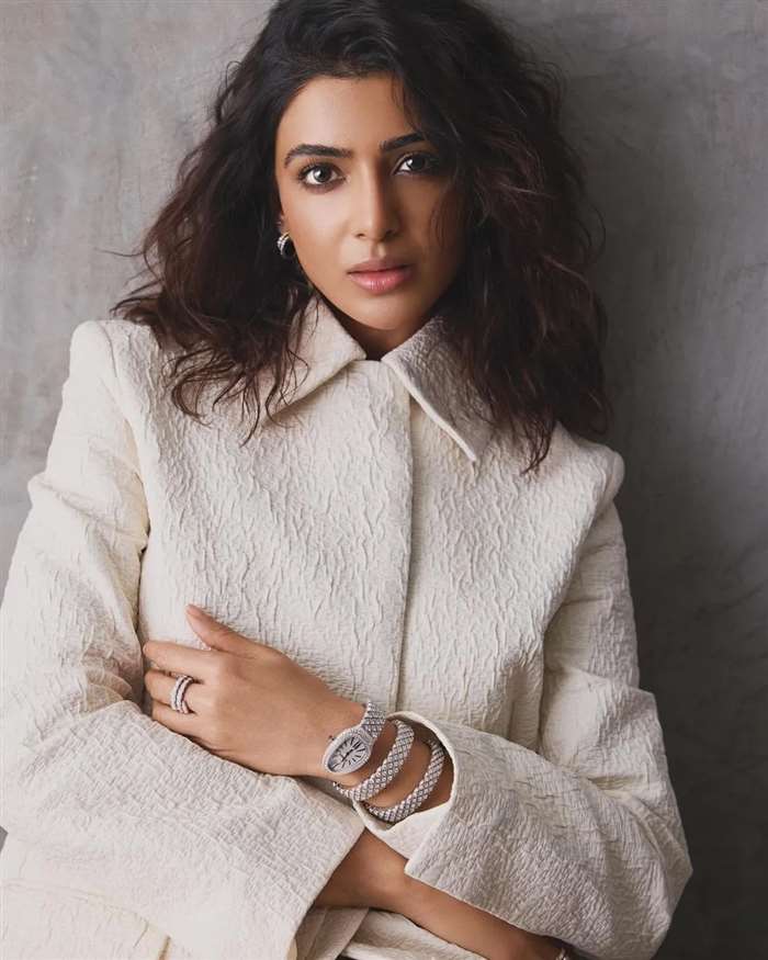 Her ability to blend glamour with grace has stirred significant admiration, especially among her male audience.