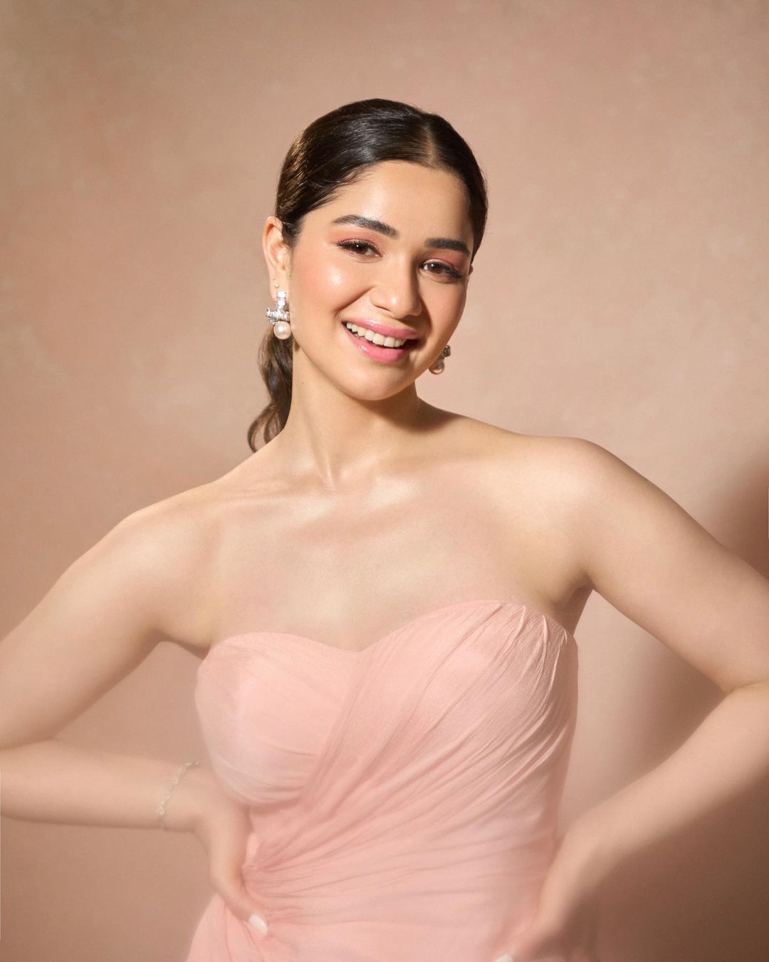 Sara Tendulkar Dazzles in Mesmerizing Pink Gown