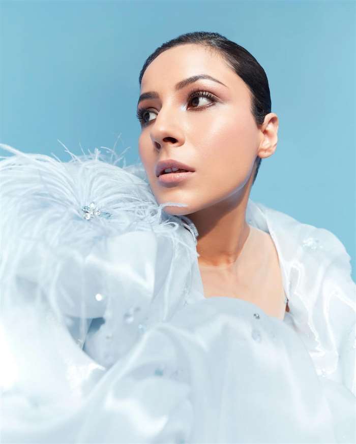 She kept her makeup minimal, allowing her natural beauty to shine through