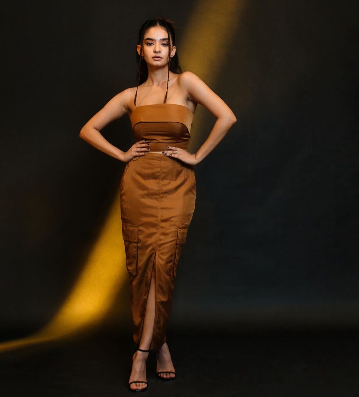 Anushka sported a chic earthy brown co-ord set comprising a tube top and a maxi skirt adorned with cargo-style pockets.