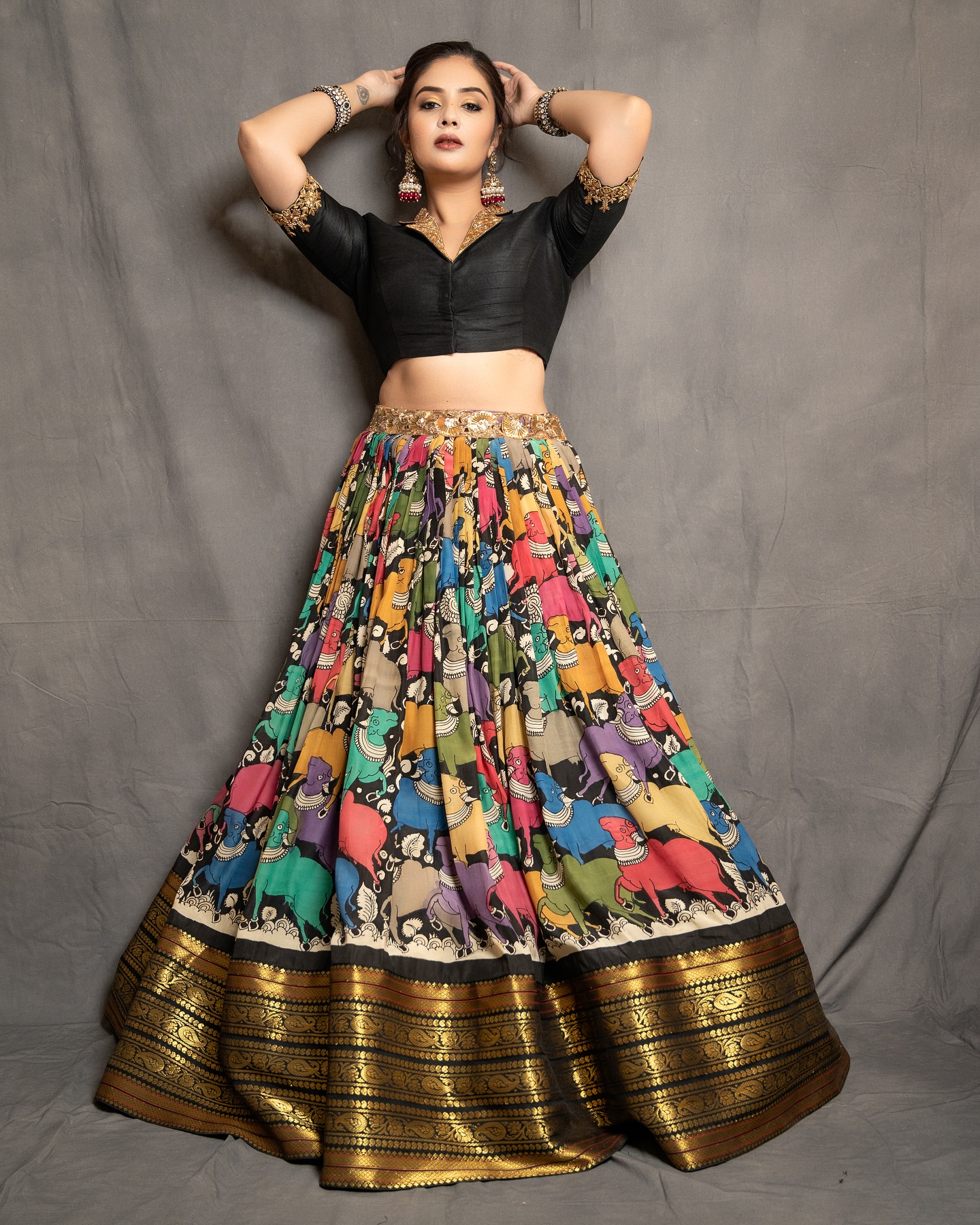actress  Sreemukhi