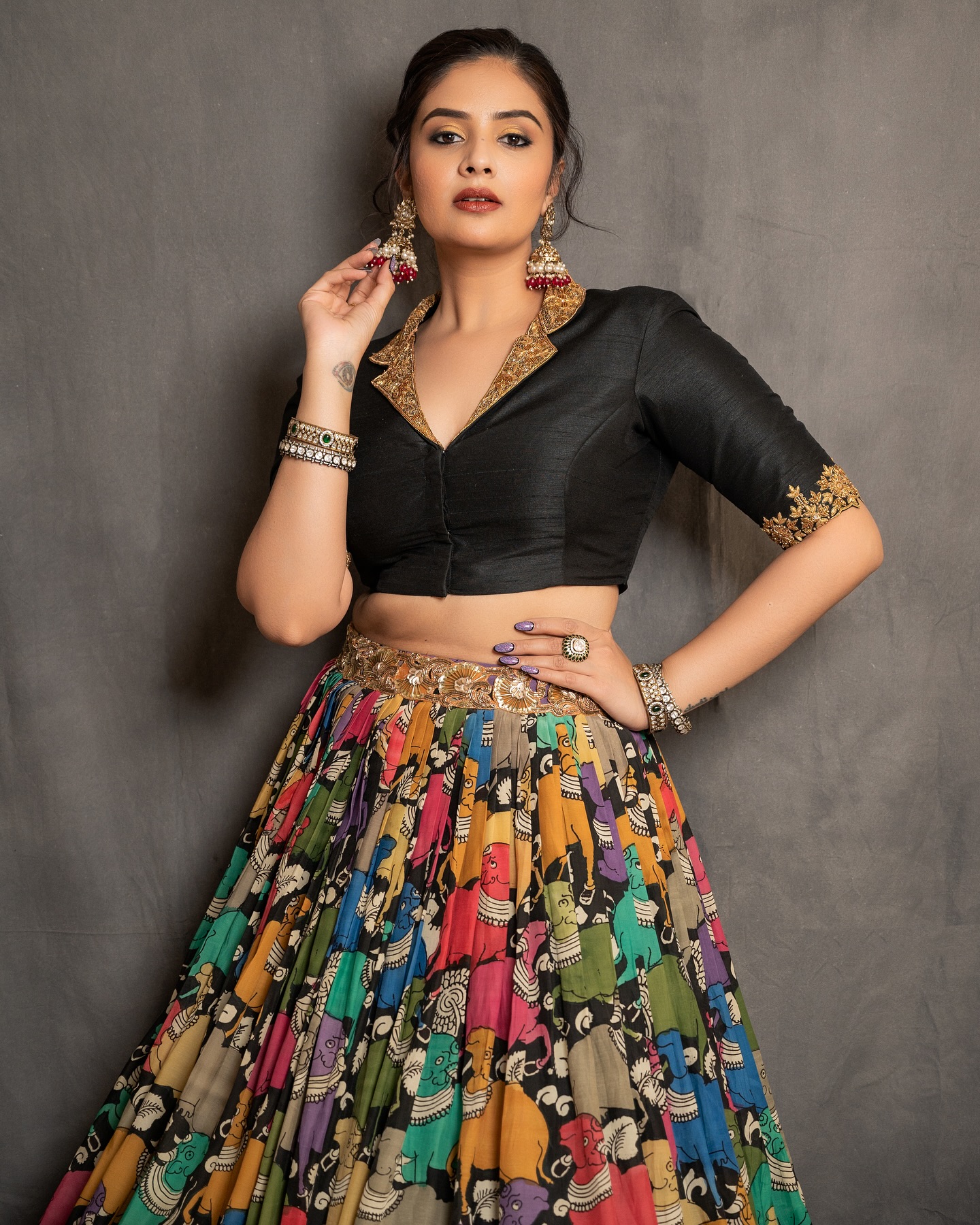 actress  Sreemukhi