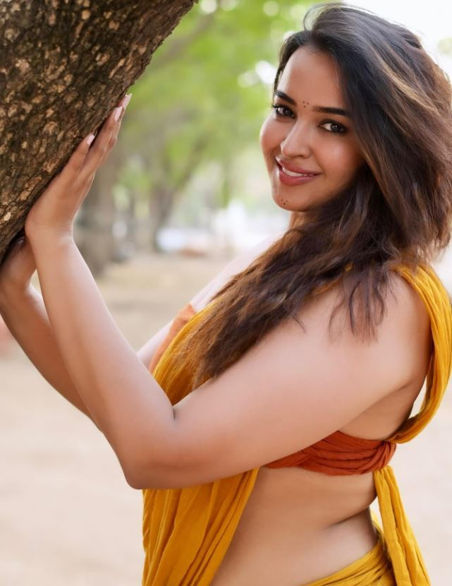 Telugu Actress Pujita Ponnada Photos