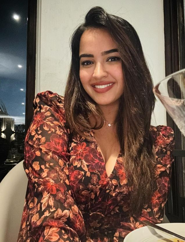 Actress Pujita Ponnada Photos