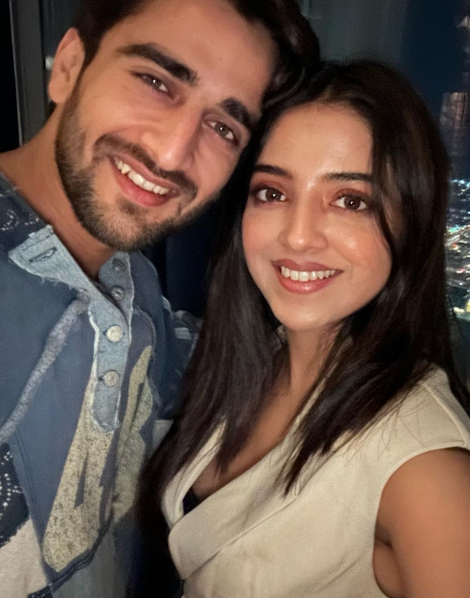 हालांकि आपको बता दें की खुशी दुबे ने अपने रिलेशनशिप को जैन खान के साथ पक्का तो नहीं किया लेकिन इससे इनकार भी नहीं किया