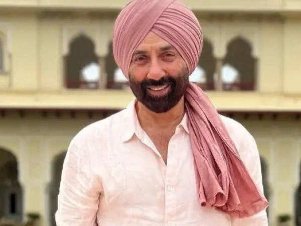 सनी देओल ने भी साल 2019 के लोकसभा चुनाव में बीजेपी की तरफ से पंजाब के गुरदासपुर से चुनाव लड़ा और एक शानदार जीत हासिल की