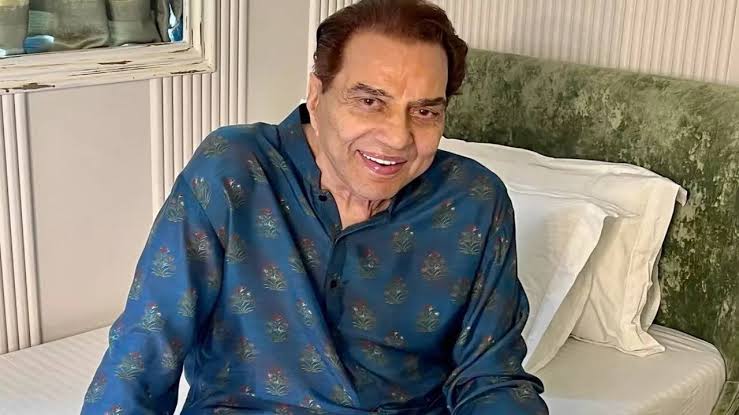 धर्मेंद्र का नाम भी इस लिस्ट में शामिल है और आपको बता दें कि वह सांसद रह चुके हैं
