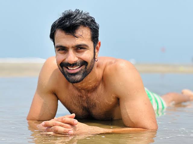 जानकारी के लिए आपको बता दें कि अब कई सालों बाद अश्मित पटेल ने रिया सेन के साथ वायरल हुए उनके MMS को लेकर खुलकर बात की है।