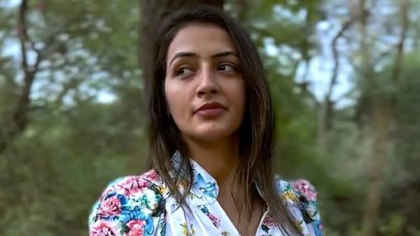 इसके बाद में चंद्रिका ने फूड स्टॉल खोलने का फैसला लिया और वड़ा पाव बेचने लगी। जैसे ही उनका यह वीडियो वायरल हुआ तो उनके स्टॉल पर लगातार भीड़ इकट्ठी होने लगी