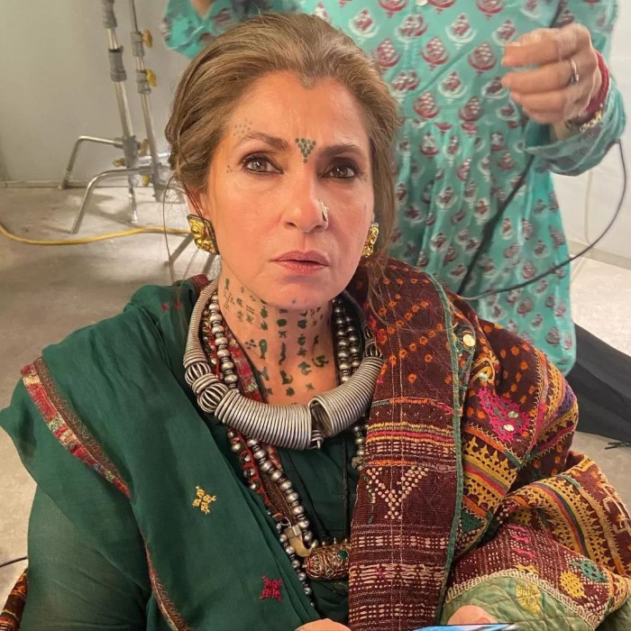 Brut India ने इंटरव्यू के दौरान डिंपल कपाड़िया से सवाल किया कि दोनों बेटियों में अपनी मां की तरह कौन है