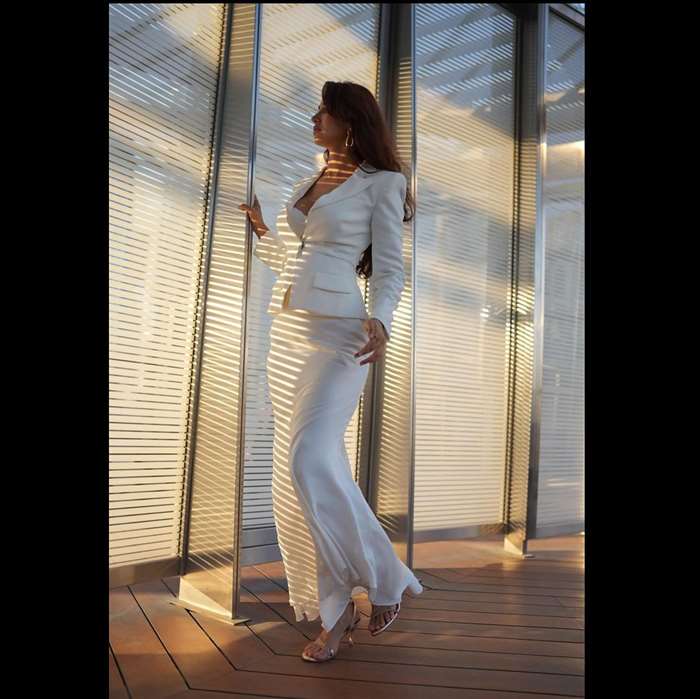 Disha paired this set with a white bralette featuring a plunging sweetheart neckline, front cut-outs, bust cups, and a cropped hem-length.