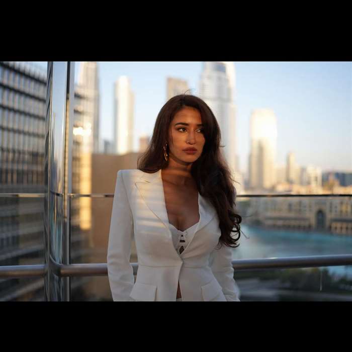 completing her sunkissed and glowing appearance.