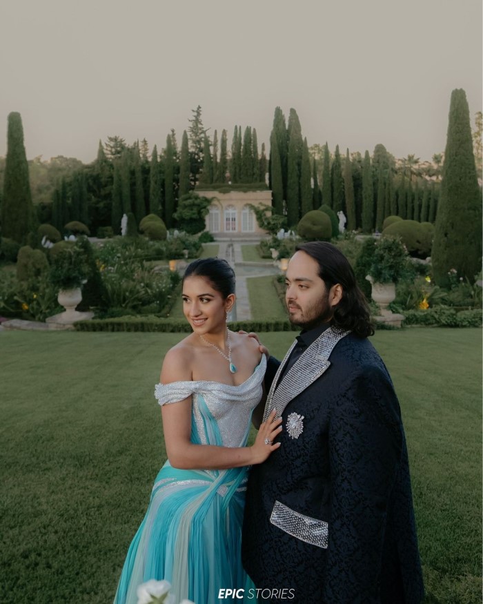 One highlight was a custom Versace gown that turned Radhika into a Disney Princess