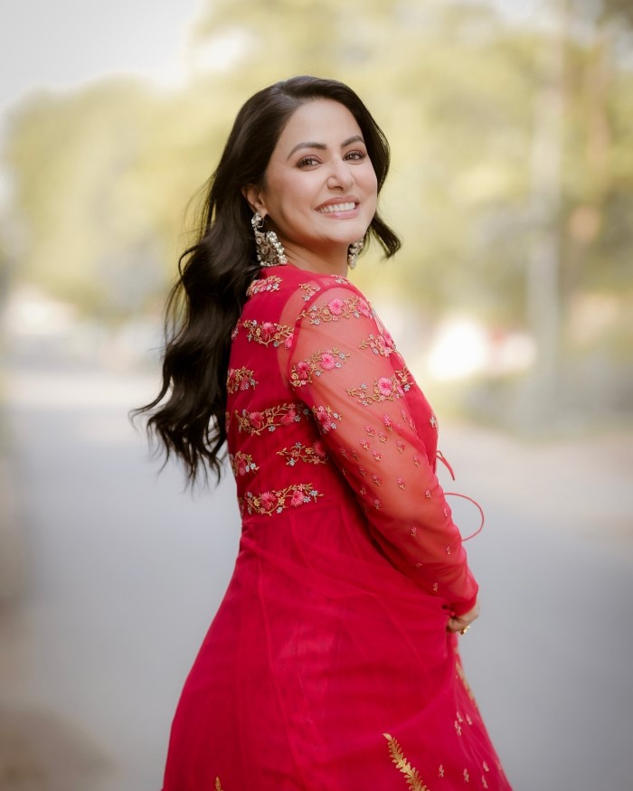अपनी पोस्ट के जरिए हिना खान ने अपने फैंस को आश्वासन दिया है कि वह स्ट्रांग है और उम्मीद करती है कि इस बीमारी से जल्दी जीतकर वापस आएंगी