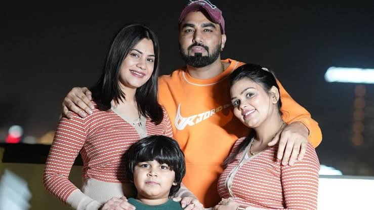 यूट्यूबर अरमान मलिक अभी के समय में काफी पॉप्युलर हो चुके हैं। आपको बता दें कि अब वह अपनी दोनों पत्नियों पायल और कृतिका के साथ में 'बिग बॉस ओटीटी 3' के घर पर पहुंच चुके हैं।