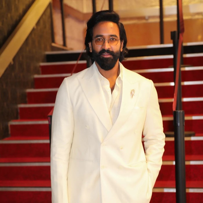 विष्णु मांचू साउथ फिल्म इंडस्ट्री के एक मशहूर अभिनेता है। वह अपनी अपकमिंग फिल्म 'कन्नप्पा' को लेकर चर्चा में है