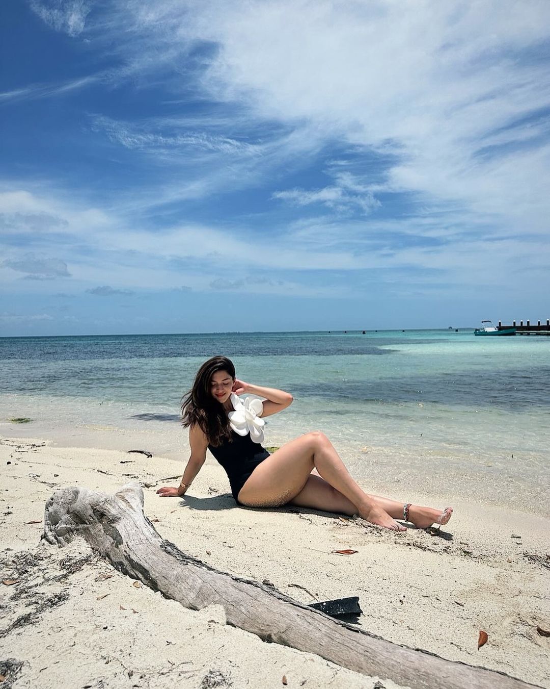 Mehreen wore a gorgeous black monokini adorned with a delicate white floral detail.