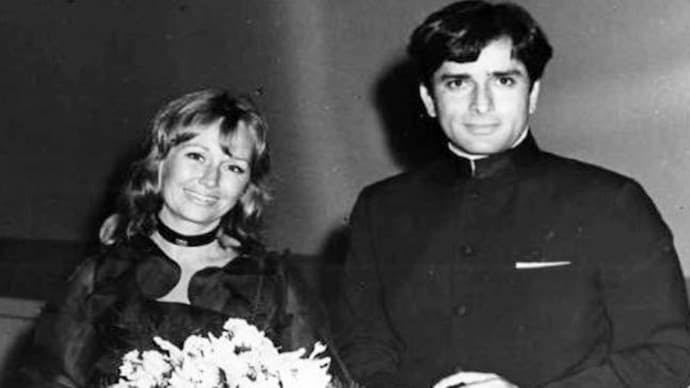 Shashi Kapoor has also been a great actor of Bollywood and his love for theater introduced him to Jennifer Kendall.