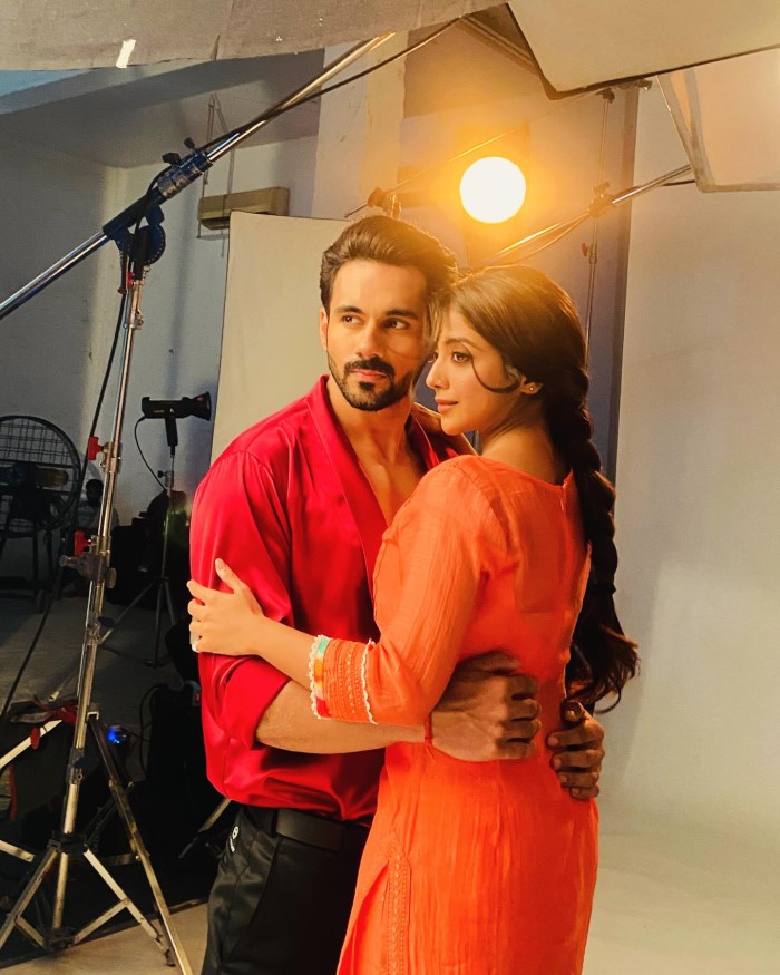 खुशी दुबे को टेलीविजन की एक मशहूर अभिनेत्री माना जाता है और आपको बता दें कि जल्दी ही उन्हें सीरियल 'जुबली टॉकीज' से कमबैक करते हुए देखा जाने वाला है