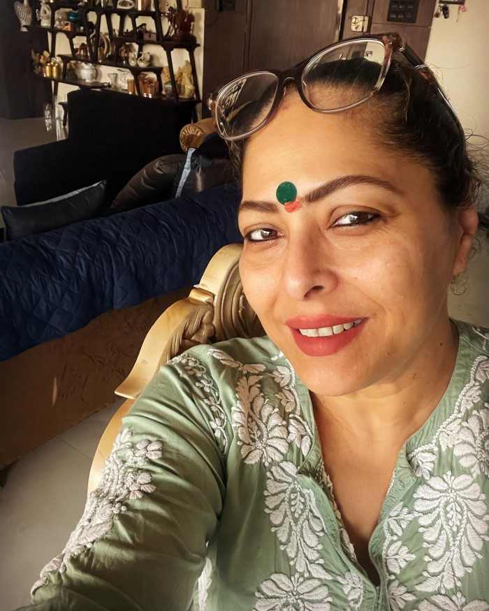 आगे वह कहती है कि उन्हें लेकर यह भी अफवाह है कि उनके पास करोड़ों की गाड़ी और बांग्ला भी है