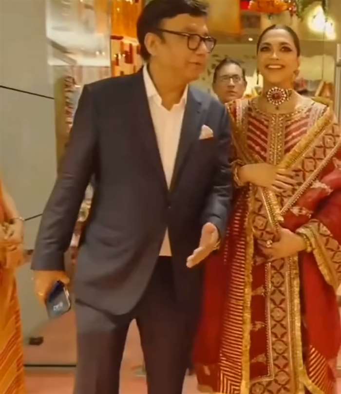 Deepika Padukone Flaunts Her Baby Bump In Anant Radhika Wedding Photos Viral