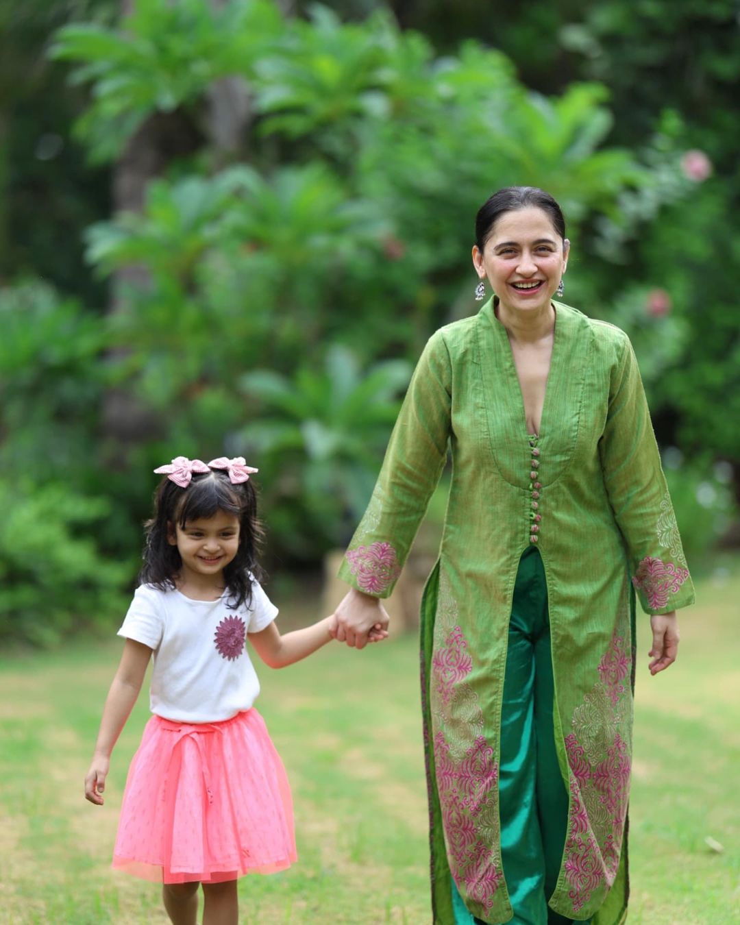 Sanjeeda completed the outfit with oxidised silver jhumkas with pearl drops, grey shoes with pointed toes