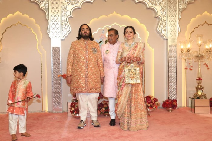 Anant was seen donning a vibrant orange sherwani with a big elephant broch representing his love for Vantara.