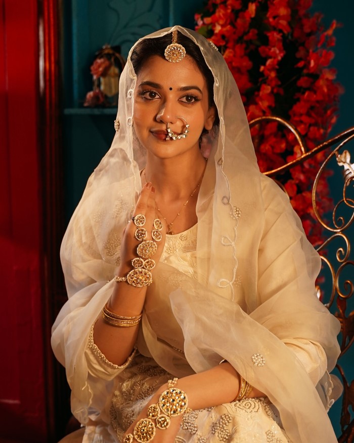 हालांकि आपको बता दें कि श्रुति शर्मा एक टीवी अभिनेत्री है और अब वह ओटीटी प्लेटफॉर्म से लेकर फिल्मों तक में भी एक अच्छा खास मुकाम प्राप्त करना चाहती हैं