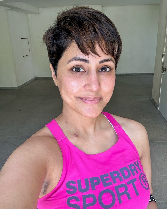 बता दें कि हिना खान ने अपनी कुछ तस्वीरों को भी शेयर किया और इसमें उनकी गर्दन से लेकर अंडर आर्म्स में भी काले जले हुए निशान नजर आ रहे हैं। इस दौरान उन्होंने पिंक स्पोर्ट्स टॉप पहना हुआ है।