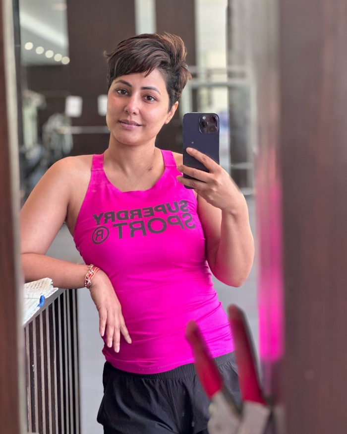 हिना खान की इन तस्वीरों में देखा जा सकता है कि वह अपने घर की बालकनी पर खड़े होकर इन तस्वीरों को क्लिक करती हुई नजर आ रही है