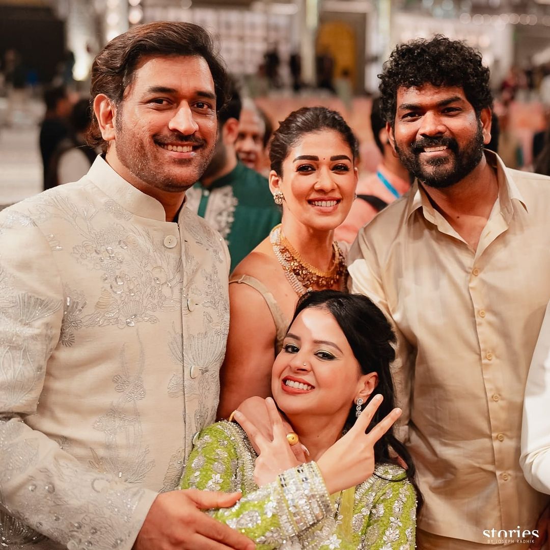 MS Dhoni, Sakshi Singh, Nayanthara and Vignesh Sivan pose for a picture