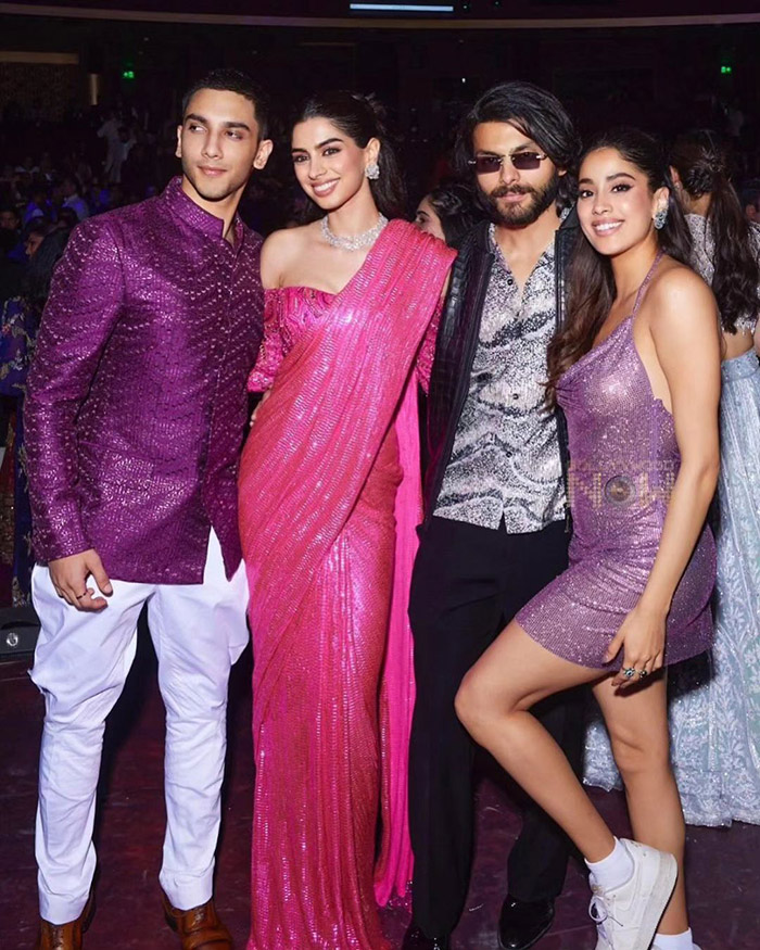 इसी के अलावा अनंत और राधिका की शादी में भी जानवी कपूर को अपने बॉयफ्रेंड शिखर पहाड़िया के साथ में देखा गया था