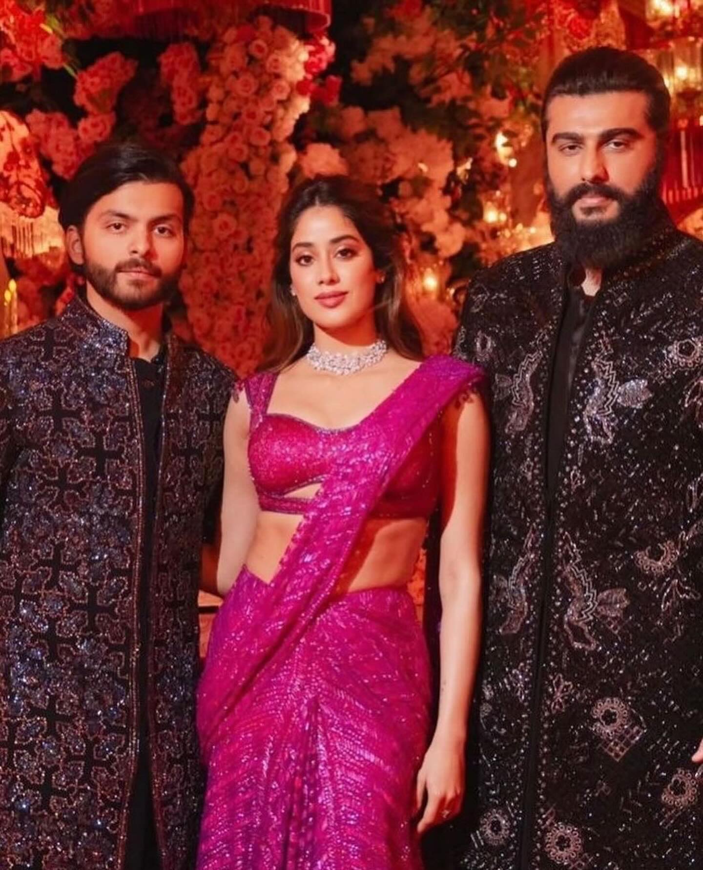 जान्हवी और शिखर को साथ में भी देखा जाता है। हाल ही में अपकमिंग फिल्म उलझा के इवेंट में एक्ट्रेस को देखा गया और इस दौरान अभिनेत्री से शिखर के साथ शादी पर सवाल किया गया
