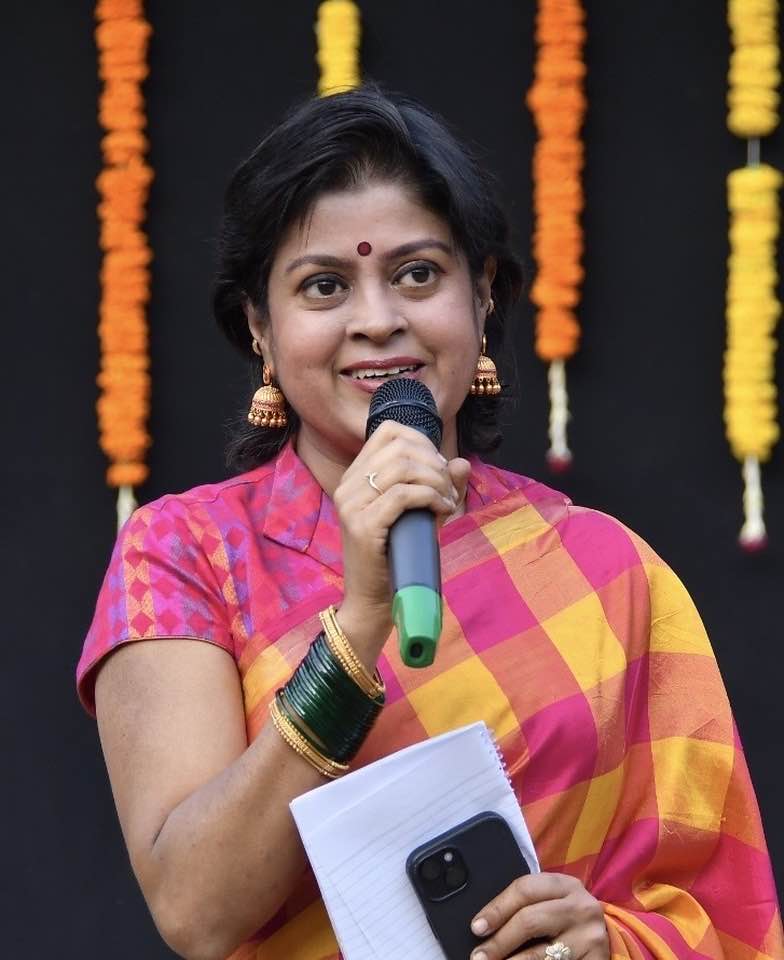 Aparna had a strong fan base due to her impeccable diction in the Kannada language.