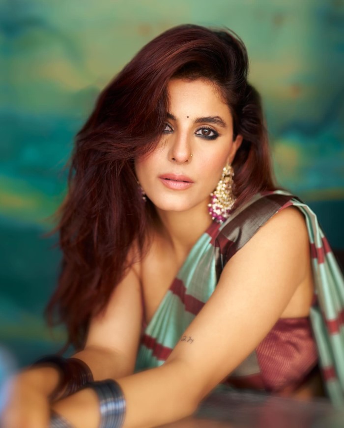 मिर्जापुर 3 का क्रेज़ इन तीनों लोगों के बीच में छाया हुआ है और आपको बता दें कि हर कोई इसी वेब सीरीज का जिक्र लिए बैठा रहता है