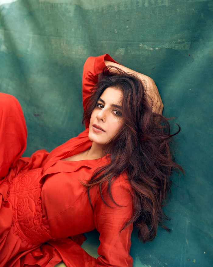 ईशा तलवार भले ही पर्दे पर काफी सादगी भरे अंदाज में नजर आती है लेकिन आपको बता दें की रियल लाइफ में वह बहुत ही ग्लैमरस अंदाज में नजर आती है