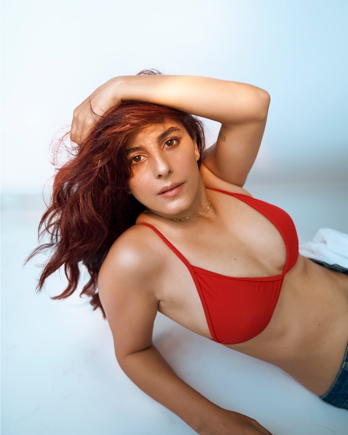 ईशा तलवार के इंस्टाग्राम पर एक मिलियन से भी ज्यादा फॉलोअर्स हो चुके हैं और आपको बता दें कि अपने फैन्स के साथ में वह अपनी बोल्ड तस्वीरों को शेयर करके उनके भी होश उड़ा देती हैं