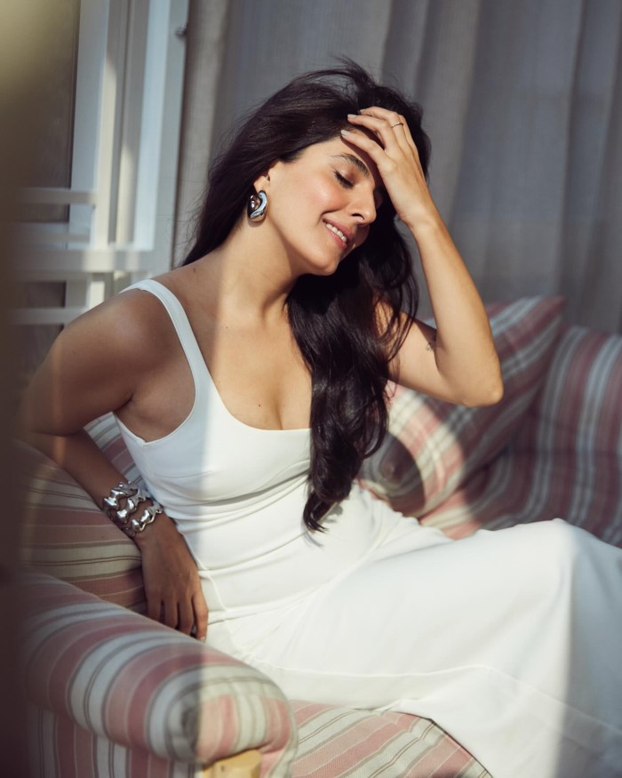 ईशा तलवार की इन तस्वीरों में उनकी अदाओं और ग्लैमरस अंदाज को देख हर किसी की दिल की धड़कन तेज हो जाती है