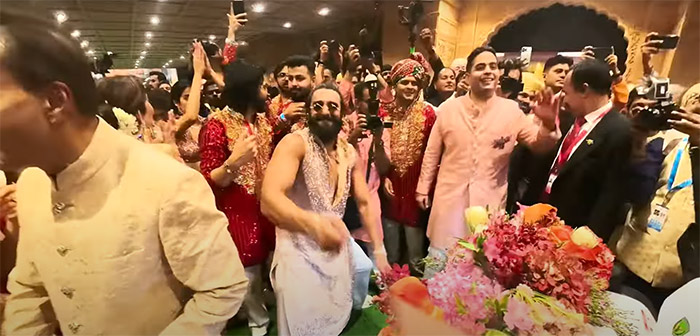 Ranveer Singh and Akash Ambani enjoying Anant and Radhika's baraat.