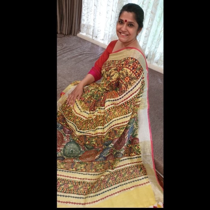 रेणुका शहाणे बॉलीवुड की एक मशहूर अभिनेत्री है और आपको बता दें कि उन्होंने फिल्म हम आपके हैं कौन से एक खास लोकप्रियता दर्शकों के बीच में बनाई है।