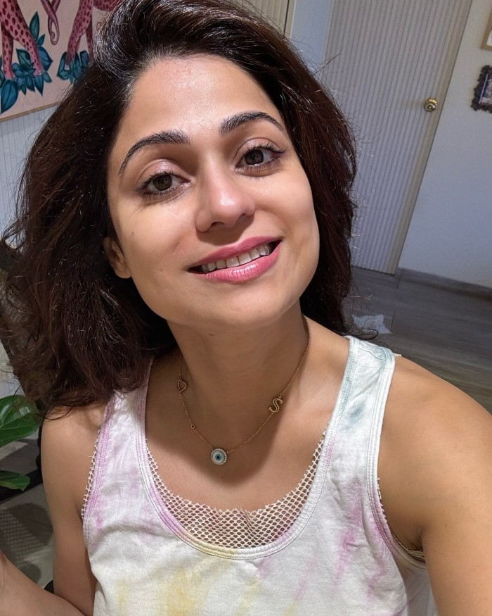 बिग बॉस ओटीटी 2 में भी शमिता शेट्टी को देखा गया था और यहां पर वह एक्टर राकेश बापट के साथ में नजर आई थी और उनका डेट भी करने लगी थी