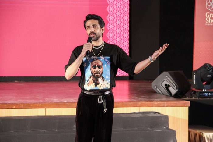 जानकारी के लिए आपको बता दें कि गुलशन अपनी पर्सनल लाइफ को लेकर अक्सर सुर्खियों में नजर आते हैं और 2012 में उन्होंने कल्लिरोई तजियाफेटा के साथ में शादी की थी
