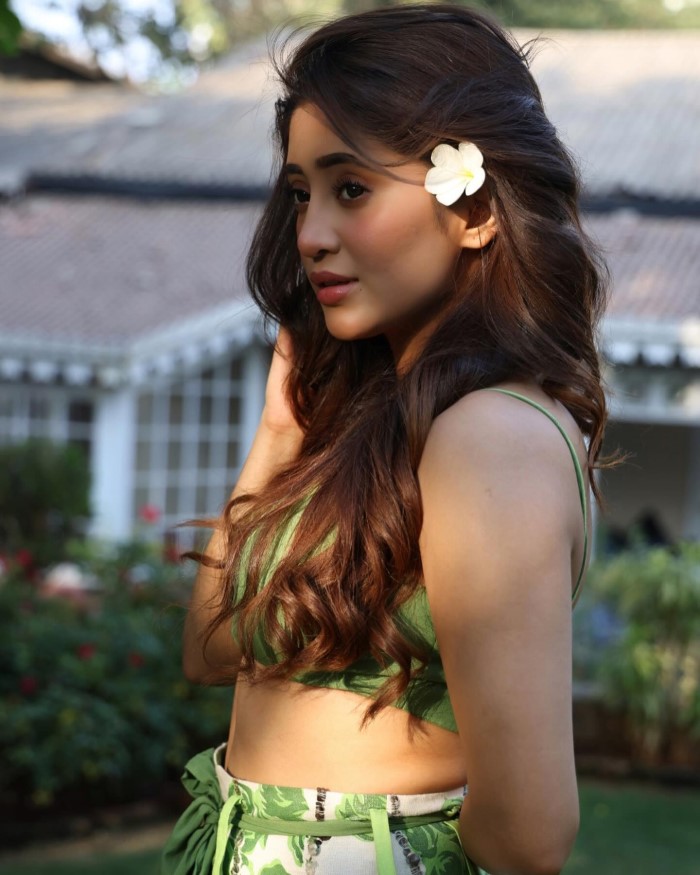 शिवांगी जोशी टीवी इंडस्ट्री के एक मशहूर अभिनेत्री है और आपको बता दें कि यह रिश्ता क्या कहलाता है में नायरा के किरदार से उन्हें सुर्खियां मिली