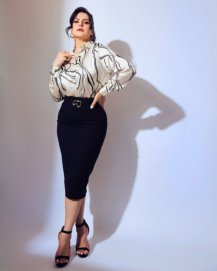 Zareen’s minimalistic approach shines through in a pink salwar suit, which she paired with a pastel dupatta with delicate hues.