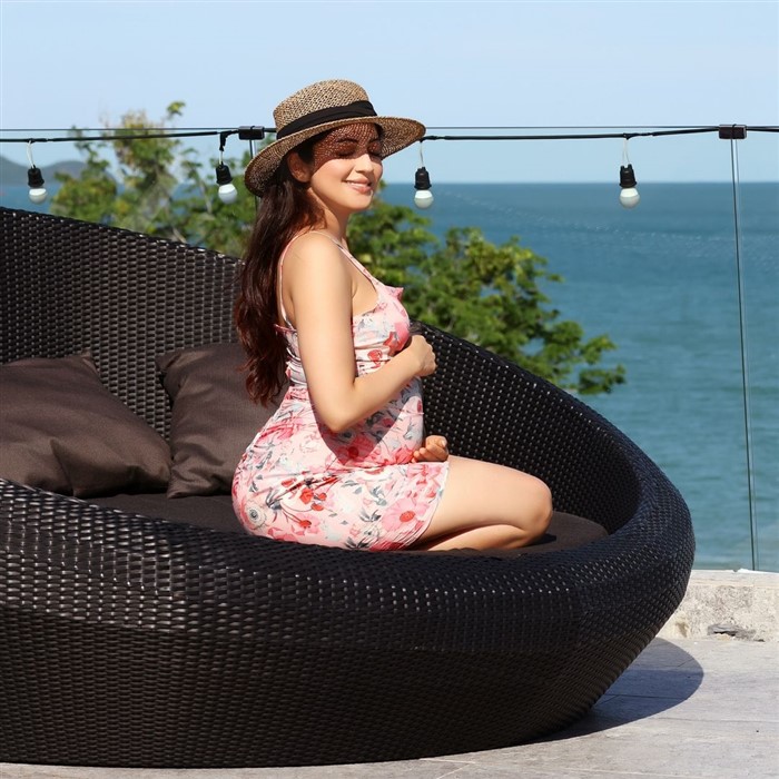 actress Pranita Subhash Shares Striking Picture Of Baby Bump