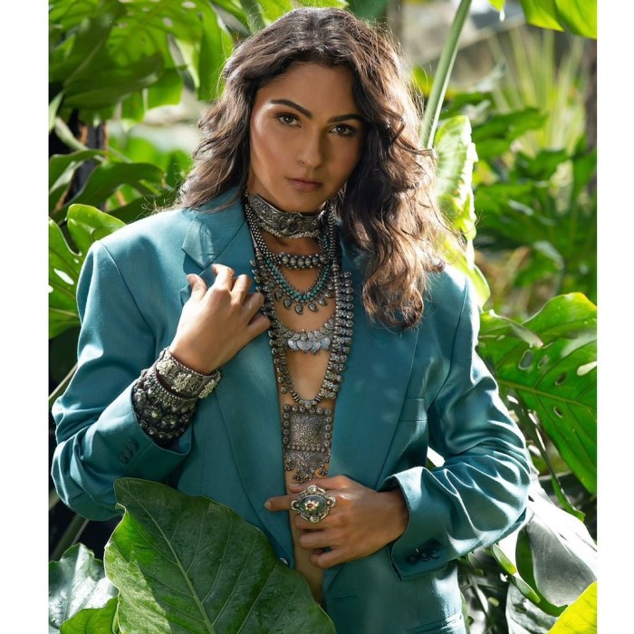 Andrea made her playback debut with the song Kannum Kannum Nokia in the Tamil film Anniyan, which brought her immense fame.