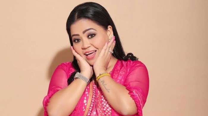 बता दे कि इस बातचीत के दौरान देबीना ने भारती को एक गिफ्ट हैंपर दिया और इसके बाद वह कहती हुई नजर आई की फिर से मुझे शो पर कब बुलाओगे