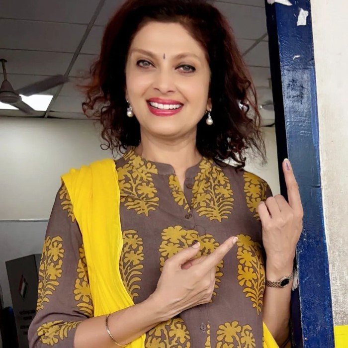 लहरें के अनुसार 2012 में जब रवि शंकर शर्मा का निधन हो गया था तो वर्षा और उनके पति अजय पर ससुर की प्रॉपर्टी हड़पने के आरोप लगाए गए थे